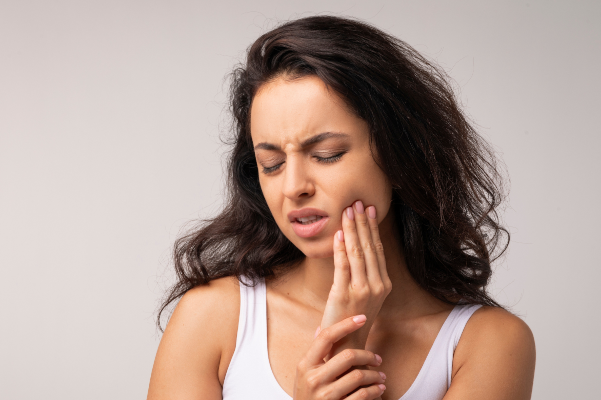 Tooth Pain That Keeps You Awake: When to Contact an Emergency Dentist